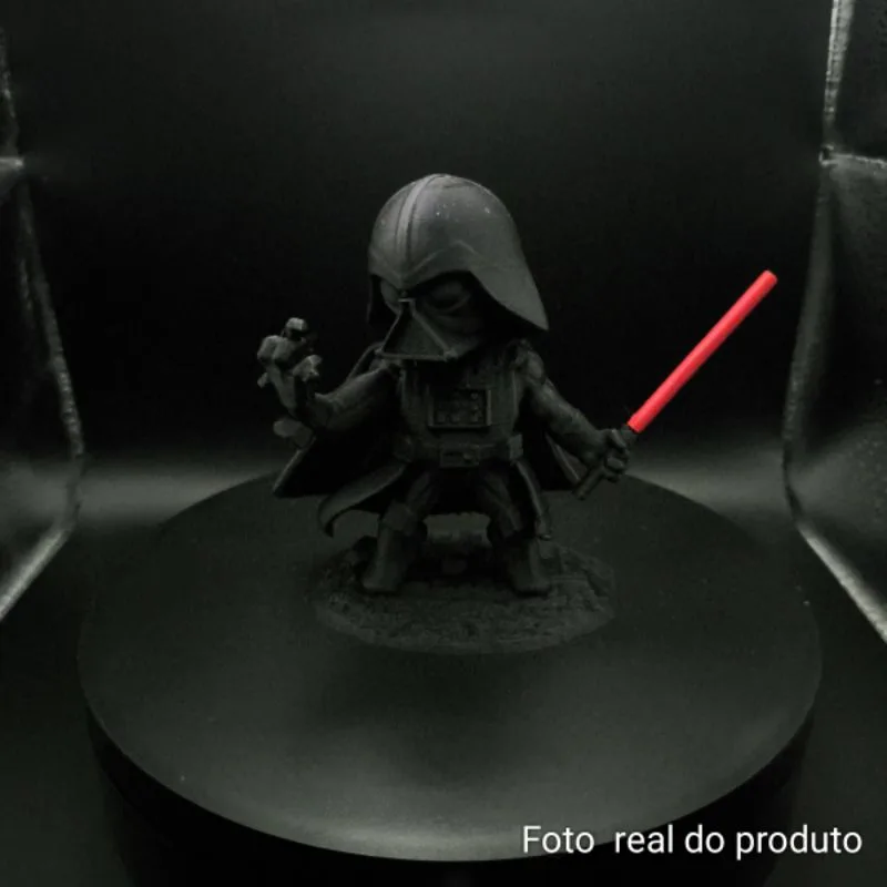 Miniatura Darth Vader Estilizado – Impressão 3D em PLA Preto com Sabre de Luz Vermelho